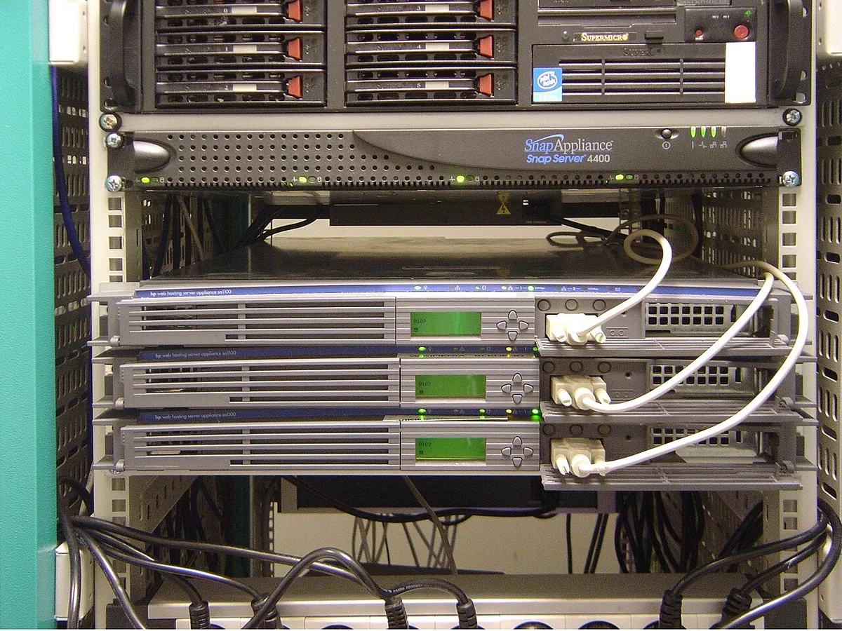 Hostinger vs HostGator Uptime Comparison